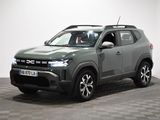 Le SUV gris est garé sur un sol à damier dans une pièce