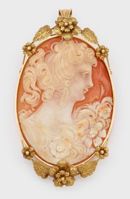 Une broche plaquée or représente le profil d'une femme.