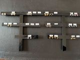 un mur noir sur lequel sont accrochées plein de boucles d'oreilles