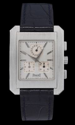 un gros plan d'une montre sur fond noir, avec un fond noir
