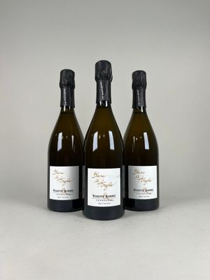 trois bouteilles de vin posées l'une à côté de l'autre sur une table