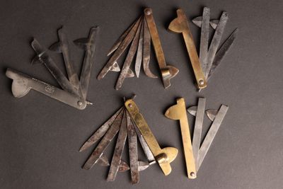 Plusieurs types d'outils sont disposés en cercle sur une surface noire.