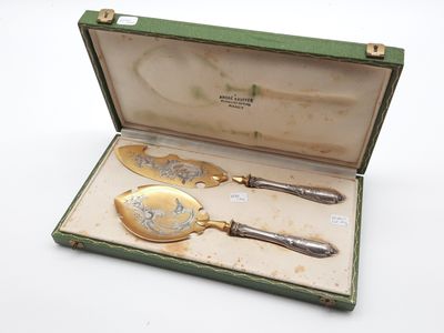 une boîte contenant deux cuillères et une fourchette