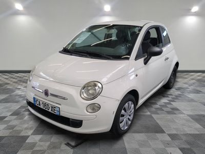 la photo d'une petite voiture blanche garée dans un garage