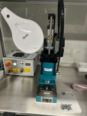une machine posée sur une table