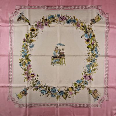 une photo d'une nappe rose sur laquelle figure une femme assise sur une chaise