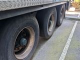 a flatbed truck that is parked in a parking lot