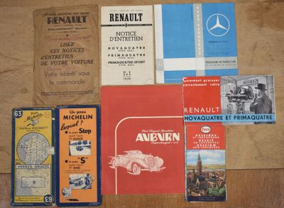 beaucoup de livres posés sur une table qui se trouve par terre