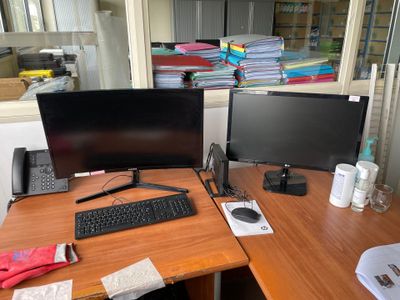 un bureau équipé de deux écrans et d'un clavier