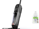 un gros plan sur un aspirateur et un flacon de produit nettoyant