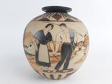 un vase sur lequel sont représentés une femme et un homme