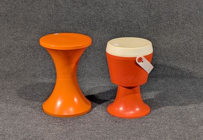 deux tasses orange posées l'une à côté de l'autre sur une table