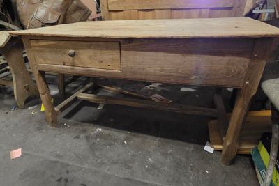 une table en bois surmontée d'un tiroir