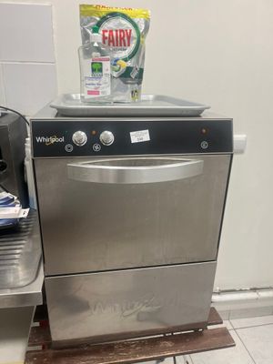 un lave-vaisselle et une cafetière dans une cuisine