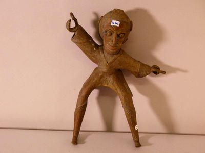 une figurine représentant un homme tenant une paire de ciseaux