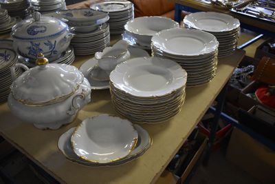 beaucoup d'assiettes et de bols sur la table