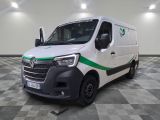 la photo d'une camionnette blanche garée dans un garage