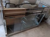 une vitrine en verre contenant une machine à l'intérieur