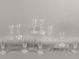 un grand nombre de verres à vin posés sur une table