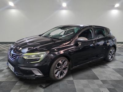 une voiture noire garée sur le sol en damier d'un garage