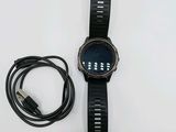 un gros plan d'une montre à laquelle est fixé un chargeur