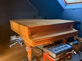 un piano dans un coin de la pièce, avec un vélo posé par terre