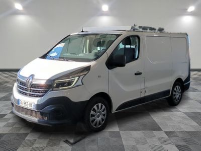 la photo d'une camionnette blanche sur un sol en damier