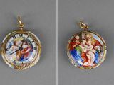deux photos d'une horloge sur laquelle figure une image de la Vierge à l'Enfant