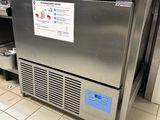 une machine posée sur le sol de la cuisine