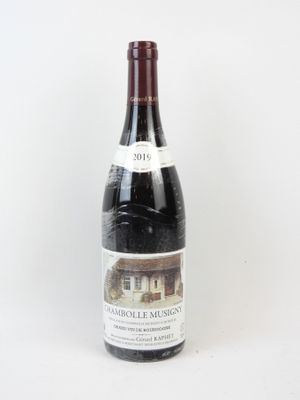 une bouteille de vin posée sur une table