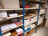 une pièce où il y a beaucoup de cartons et de papiers sur les étagères