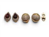 trois paires de boucles d'oreilles et une bague sertie de diamants