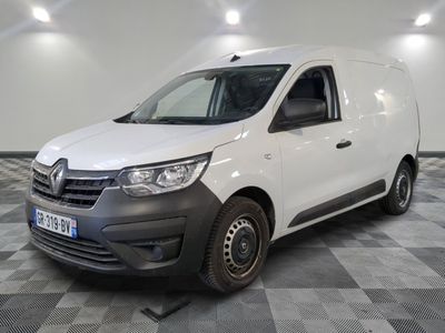 la camionnette blanche est garée sur le sol en damier d'une pièce