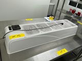 l'image d'une machine posée sur une table