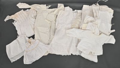 Partie de linge blanc pour poupée