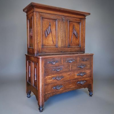 une photo d'une armoire en bois avec des tiroirs montés sur roulettes