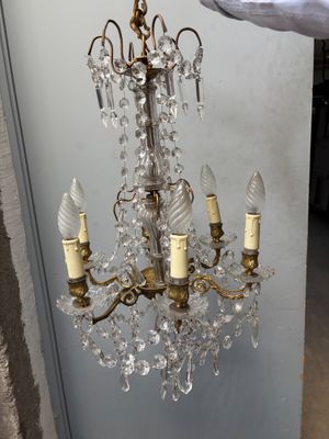 un lustre suspendu au plafond d'une pièce