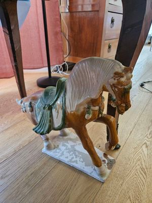une figurine de cheval posée par terre