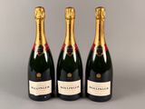 trois bouteilles de champagne posées sur une table