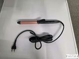 une photo d'un sèche-cheveux et d'un chargeur posés sur une table