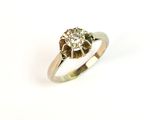 une photo d'une bague en diamant sur fond blanc