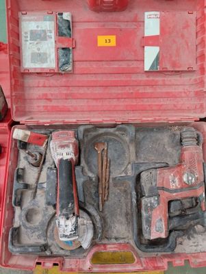 une caisse à outils rouge avec des outils sur une table