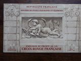une photo d'une plaque posée sur une table, sur laquelle figure l'image d'un ange