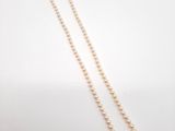un collier de perles blanches sur fond blanc