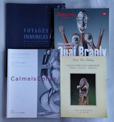 trois livres sont posés sur un lit recouvert d'un drap blanc