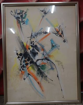 tableau représentant une girafe et un oiseau, encadré, accroché à un mur rouge