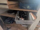 une étagère avec des casseroles et des poêles dans une cuisine