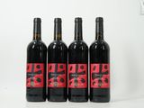 trois bouteilles de vin rouge sont alignées sur une table