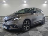 la voiture grise est garée sur un sol en damier dans le garage