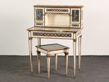 un petit bureau surmonté d'un miroir